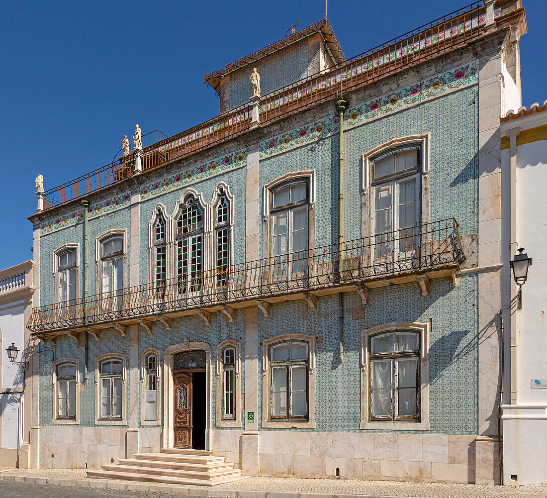 Historisches altes traditionelles portugiesisches Gebäude mit Fassade aus Keramikfliesen im Azulejo-Muster, Castro Verde, Portugal, Südeuropa