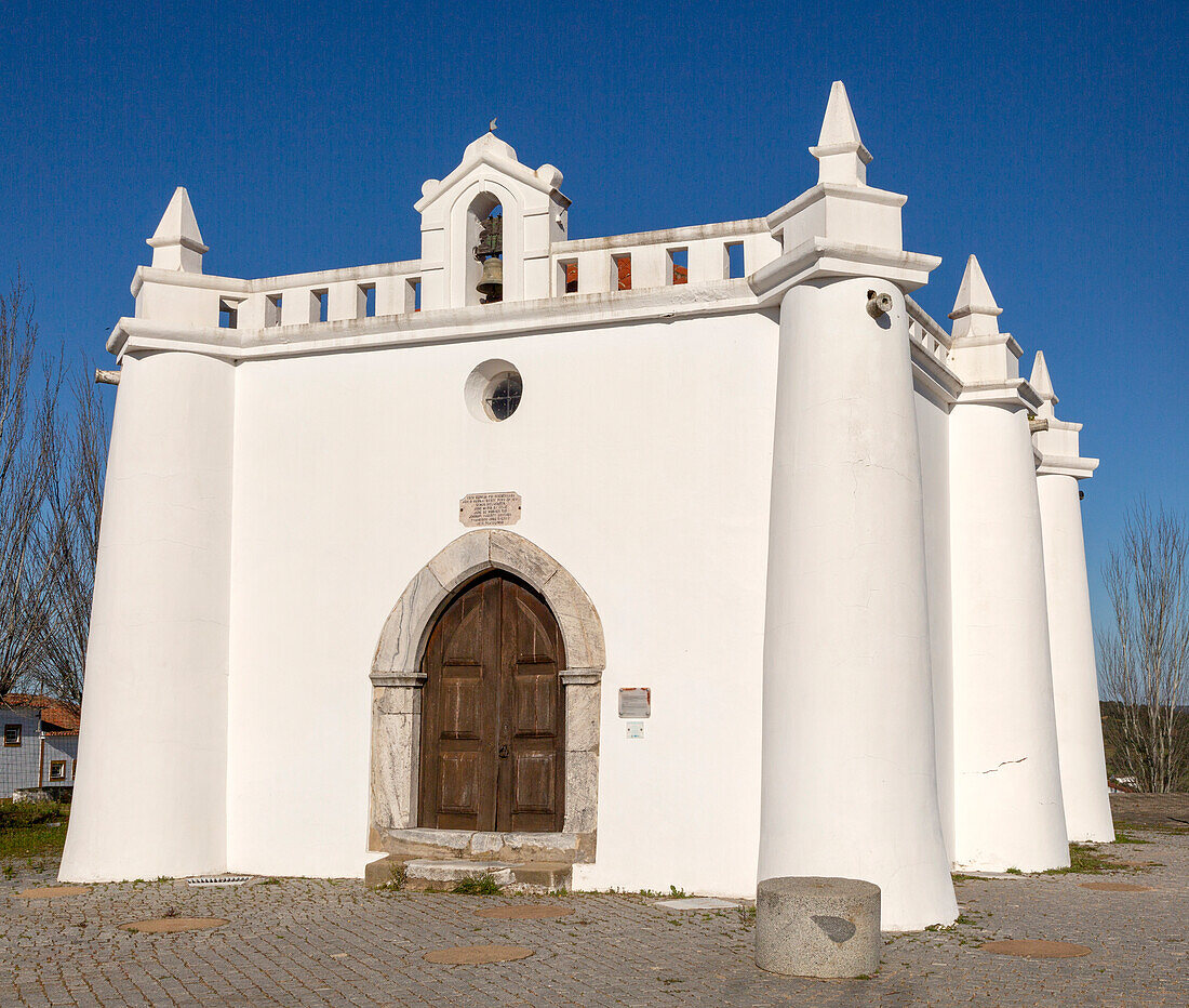 Weiß getünchte Einsiedelei-Kapelle des Heiligen Sebastian im spätgotischen Baustil, „Ermida de Sao Sebastiao“ im Dorf Alvito, Baixo Alentejo, Portugal, Südeuropa