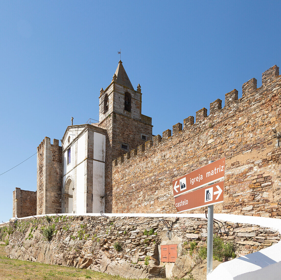 Matriz-Kirche in den Mauern der historischen Burgruine in Mourão, Alentejo Central, Distrikt Evora, Portugal, Südeuropa