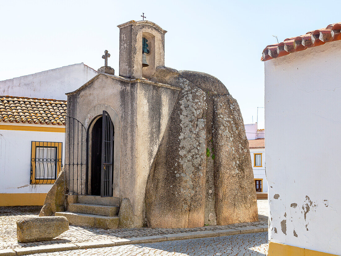 Anta de Pavia, Dolmen-Kapelle, Dorf Pavia, Alentejo, Portugal, Südeuropa, neolithisches Grabdenkmal, in christliche Kapelle umgewandelt