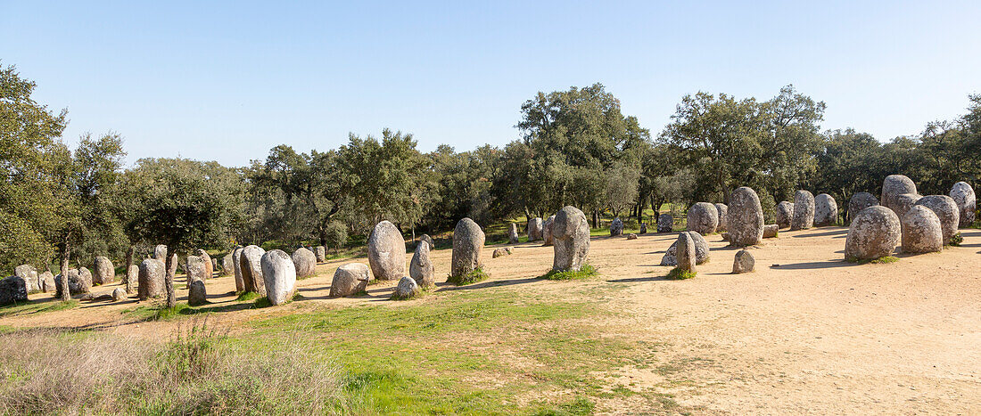 Neolithischer Steinkreis aus Granitblöcken, Cromeleque dos Almendres, Distrikt Evora, Alentejo, Portugal, Südeuropa