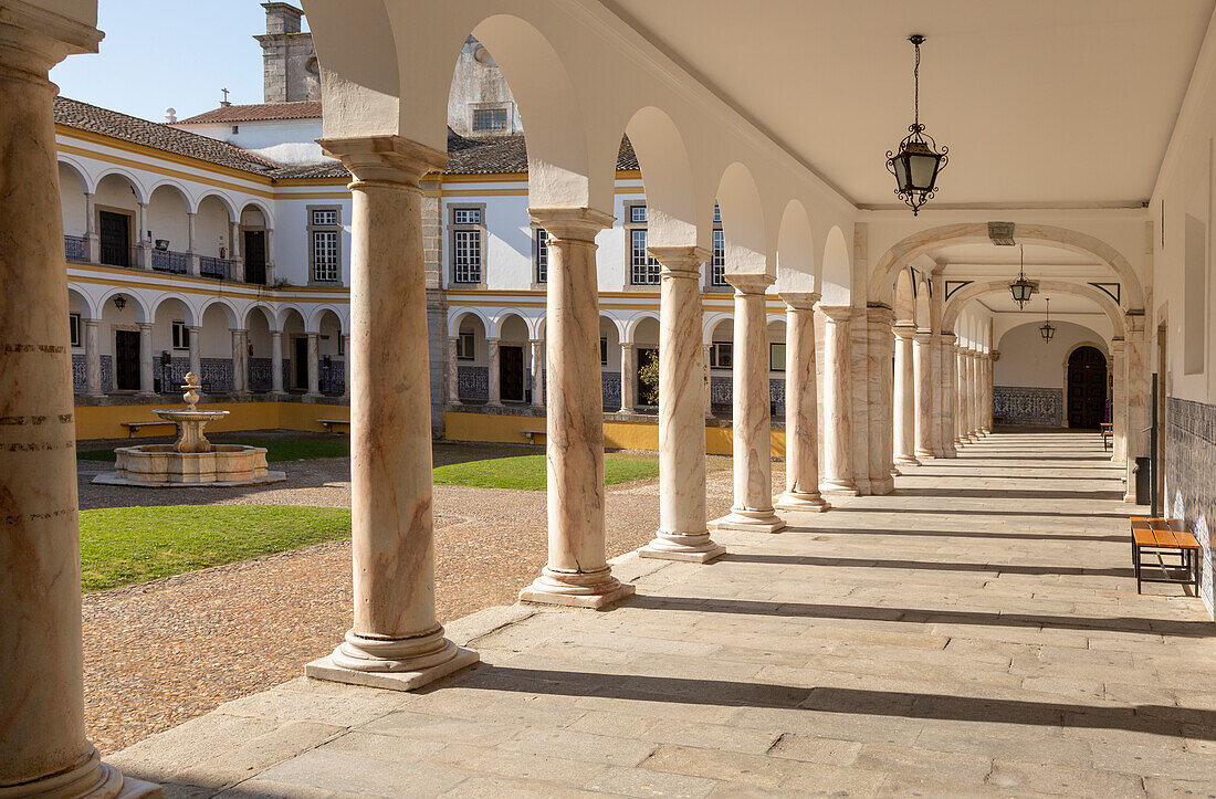 Kreuzgang, Kolonnade, Marmorsäulen, historischer Innenhof, Universität Evora, Evora, Alto Alentejo, Portugal, Südeuropa