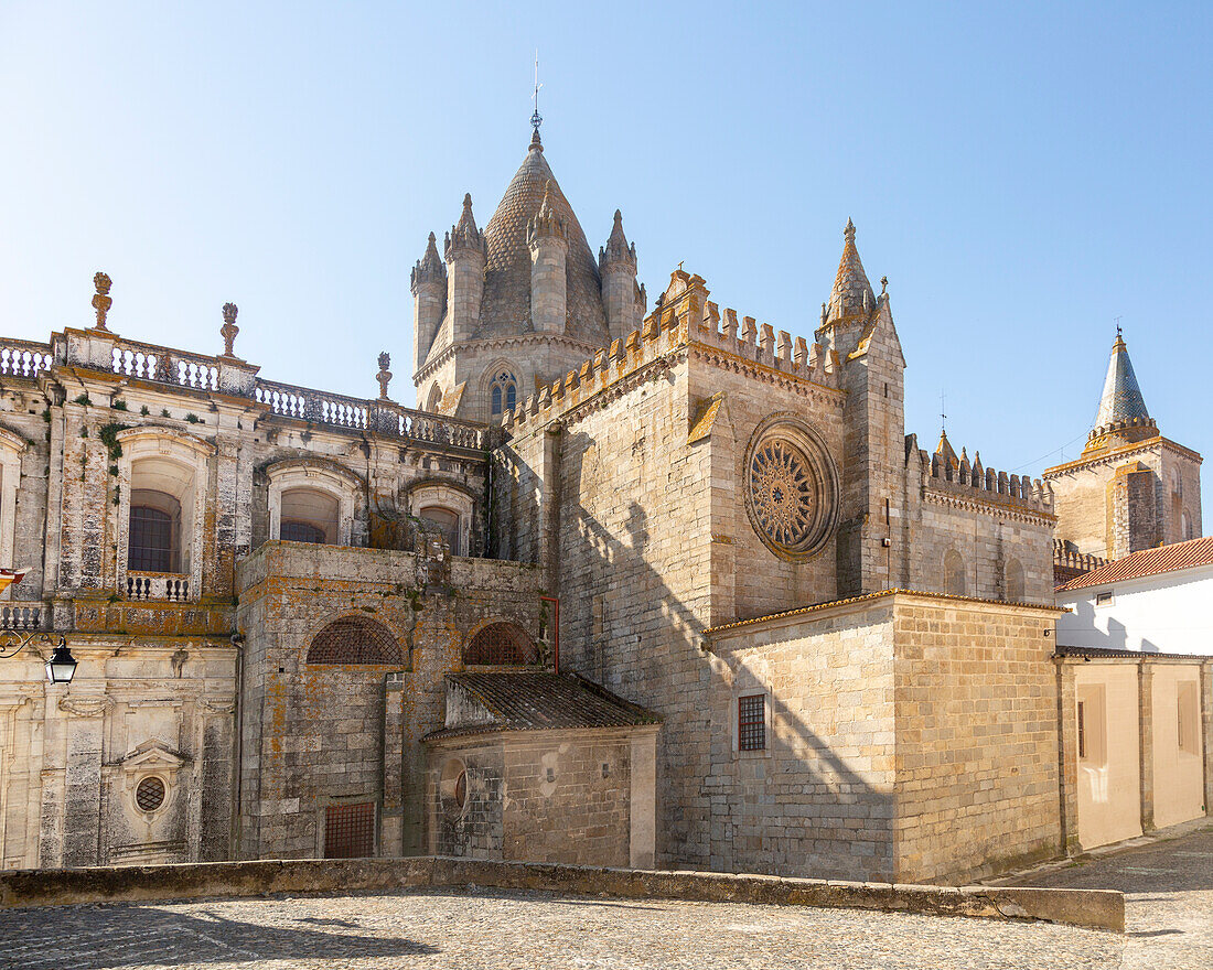 Historic Roman Catholic cathedral church of Évora, Sé de Évora, in the city centre, Basilica Cathedral of Our Lady of Assumption, the largest medieval cathedral in Portugal exterior of building dating from the 16th Century.