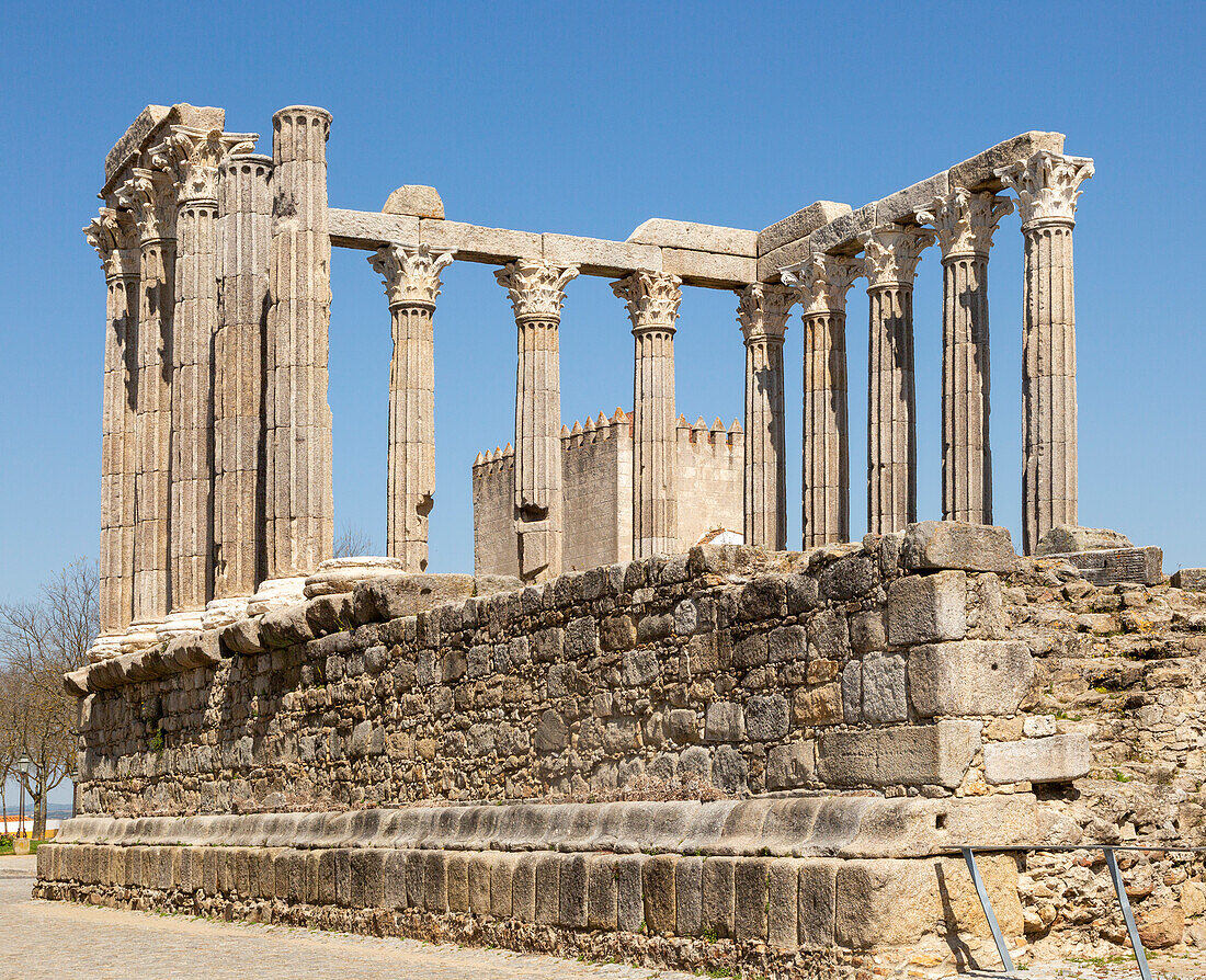 Templo Romano, Roman temple, ruins dating from 2nd or early 3rd century, commonly referred to as Temple of Dianan, but possibly dedicated to Julius Caesar. 14 Corinthian columns capped with marble from Estramoz. Evora, Alto Alentejo, Portugal, southern Europe