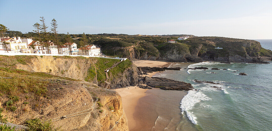 Sandstrand in einer Bucht, Teil von Naturpark Parque Natural do Sudoeste Alentejano e Costa Vicentina, Costa Vicentina und Naturpark Südwest-Alentejo, Zambujeira do Mar, Küstenregion Alentejo, Portugal