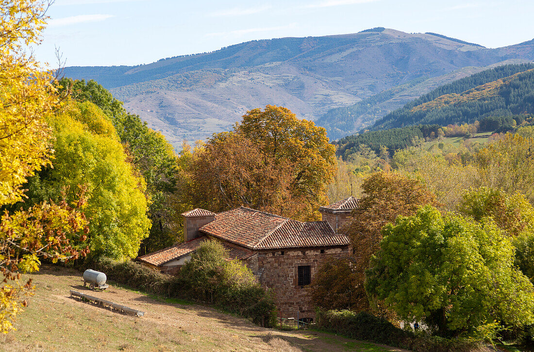 Herbstliche Landschaft mit Blick auf die Berge, Kirche Nuestra Señora de Tres Fuentes, Valgañón, La Rioja, Spanien