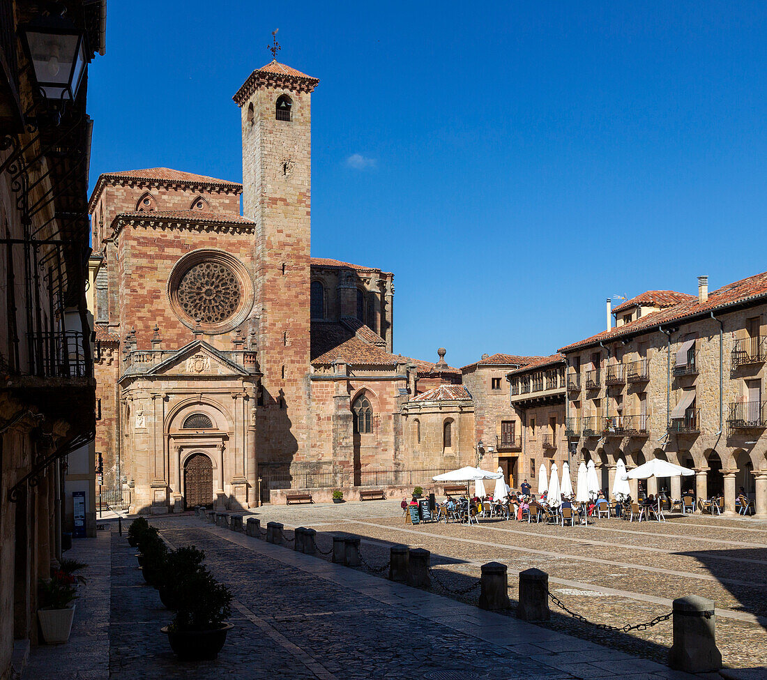 Blick von der Plaza Mayor auf die Kathedrale Catedral de Santa María de Sigüenza, Siguenza, Provinz Guadalajara, Spanien