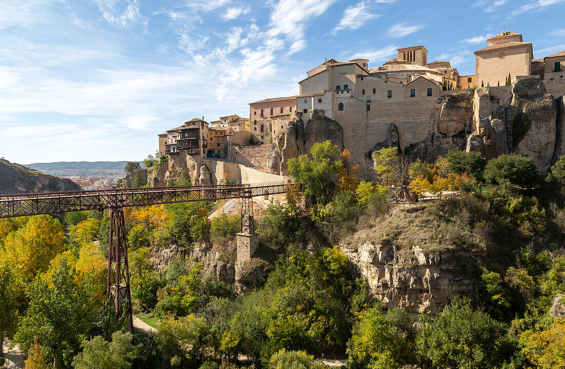 Brücke Puente de San Pablo über den Fluss Huecar, Cuenca, Kastilien-La Mancha, Spanien, historische Häuser auf einer Klippe