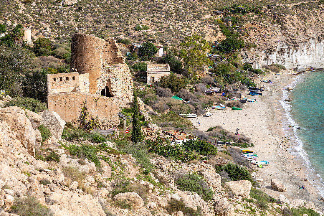 Burg, Gebäude und Strand Cala de San Pedro, Naturpark Cabo de Gata, Nijar, Almeria, Spanien