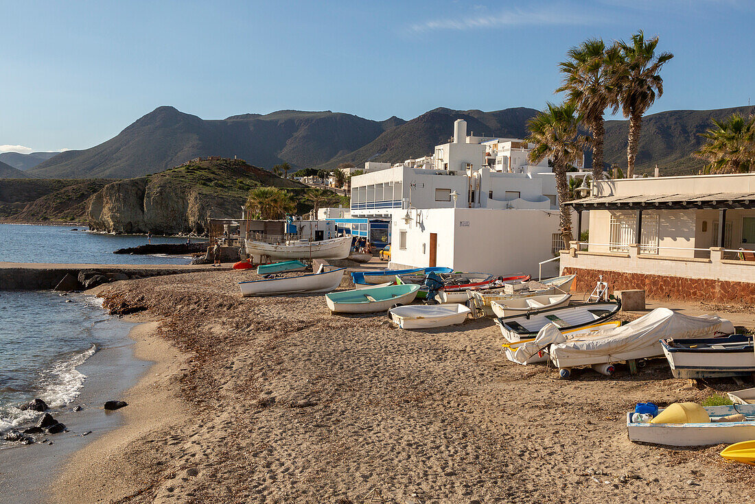 Kleine Boote Schlauchboote am Sandstrand von Isleta del Moro, Naturpark Cabo de Gata, Almeria, Spanien