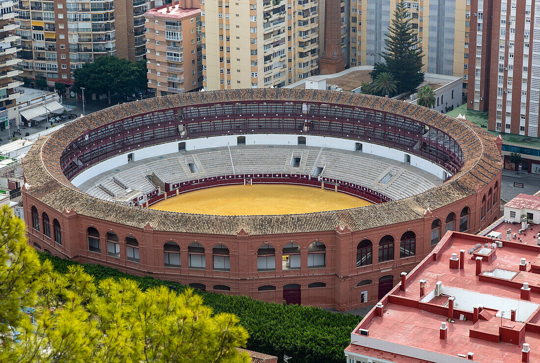 Historische Stierkampfarena in der Stadt Malaga, umgeben von Hochhäusern, Malaga, Andalusien, Spanien