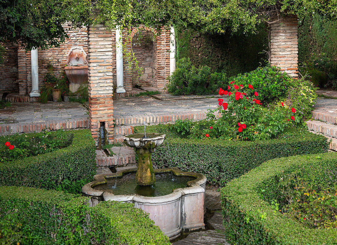 Springbrunnen im Garten, maurischer Palast Alcazaba, Malaga, Andalusien, Spanien