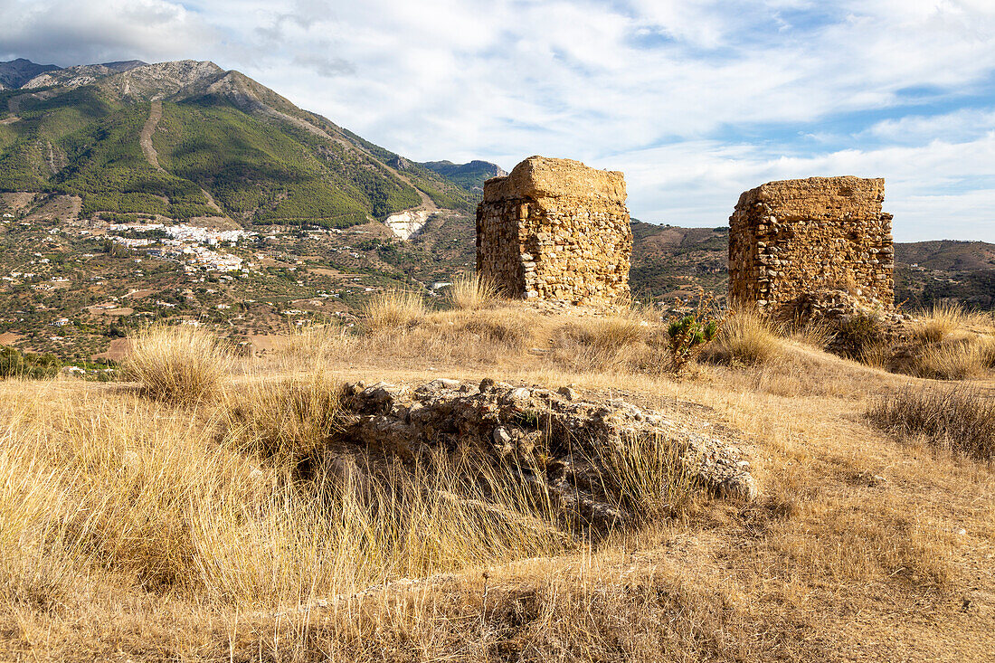 Ruinen der Burg von Zalia, La Axarquia, Provinz Malaga, Andalusien, Spanien Dorf Alcaucin im Hintergrund