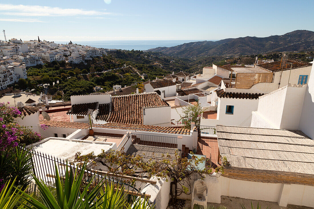 Dächer der traditionellen weiß getünchten Pueblo-Blanco-Häuser im Dorf Frigiliana, Axarquía, Andalusien, Spanien