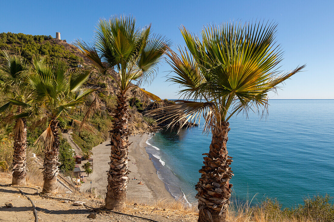 Sandstrand von Playa de Maro, in der Nähe von Nerja, Andalusien, Spanien mit ruhigem Mittelmeer, außerhalb der Saison