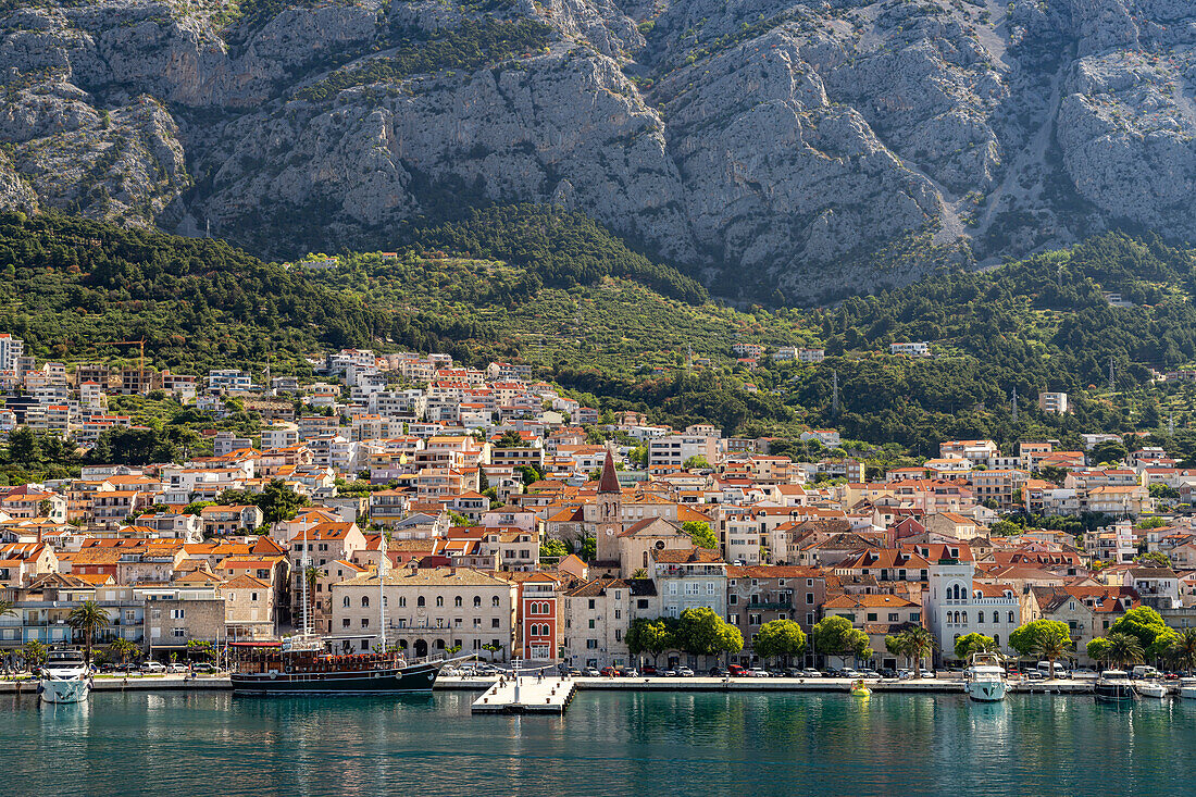  City view of Makarska and the Biokovo Mountains, Croatia, Europe  