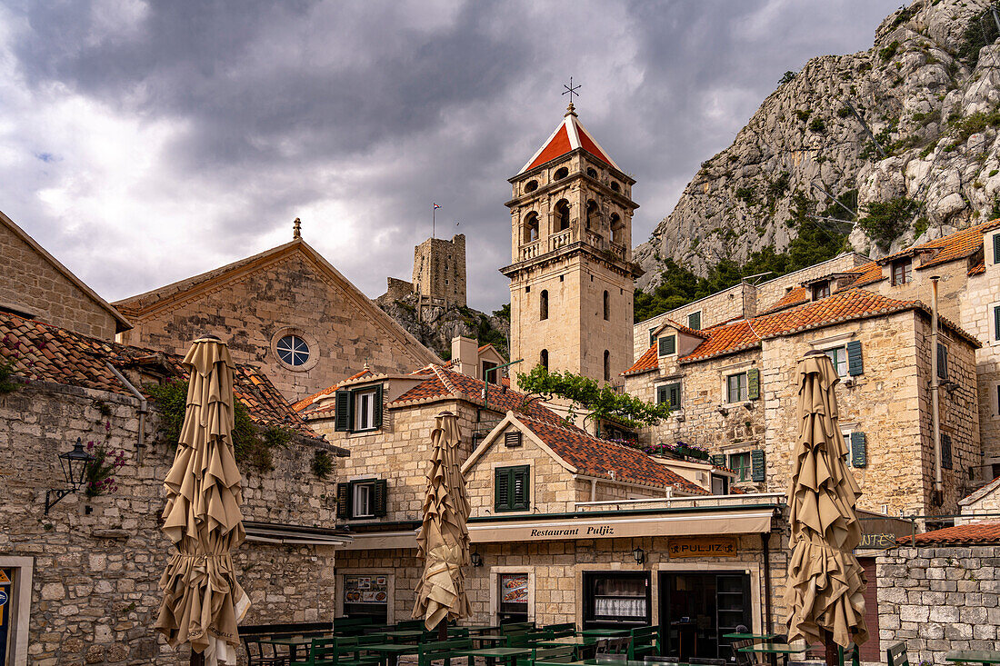 Die Kirche des hl. Michael in der Altstadt von Omis, Kroatien, Europa 