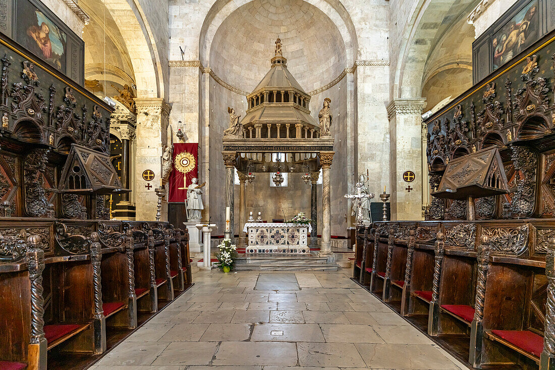 Innenraum der Kathedrale des heiligen Laurentius in Trogir, Kroatien, Europa 