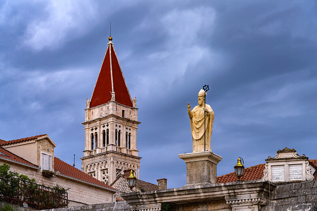 Statue des Schutzheiligen Ivan Ursini auf dem Stadttor und der Turm der Kathedrale des heiligen Laurentius in Trogir, Kroatien, Europa 