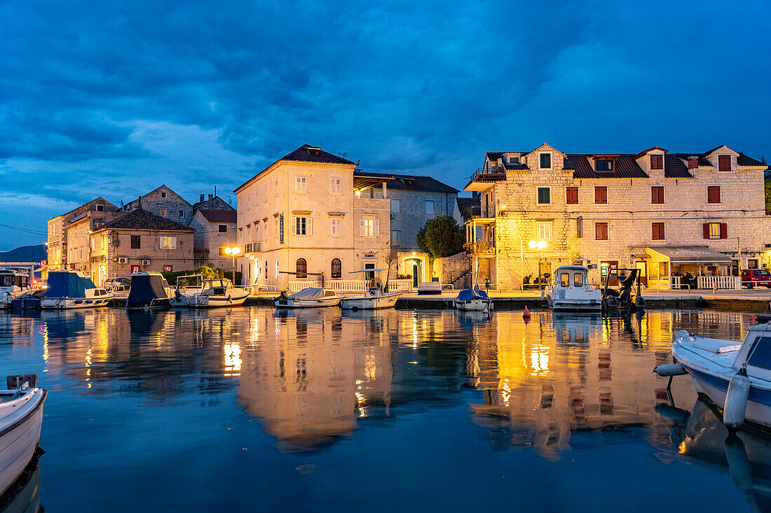 Marina von Trogir in der Abenddämmerung, Trogir, Kroatien, Europa 