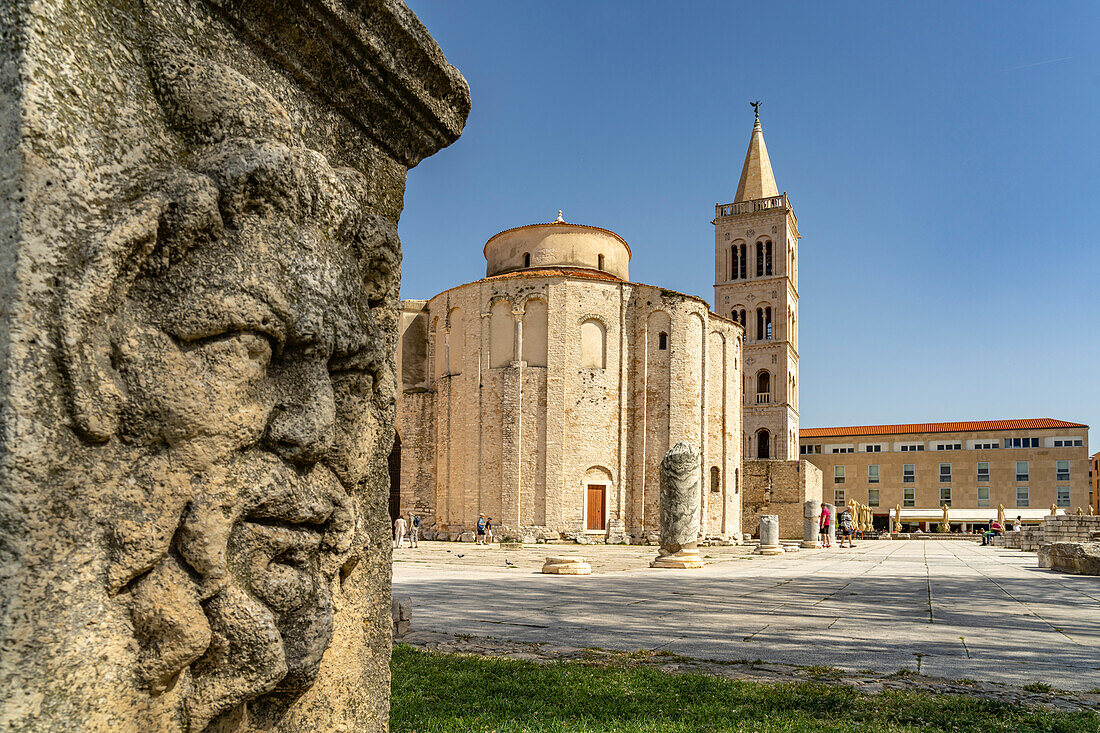 Die Kirche Sankt Donatus, Reste des römischen Forum und der Glockenturm der Kathedrale von Zadar, Kroatien, Europa