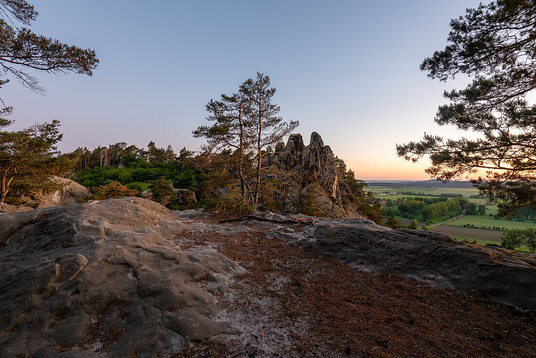 Sonnenaufgang am Hamburger Wappen am Wanderweg Löbbeckestieg im Harz, Kammweg führt über die Teufelsmauer, Timmenrode, Sachsen-Anhalt, Deutschland