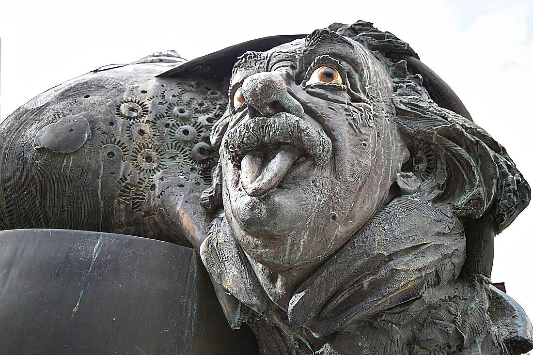 Einstein-Brunnen am Geburtsort von Albert Einstein, Bronze von Jürgen Goertz. Zeughausgasse, Ulm, Deutschland, Europa