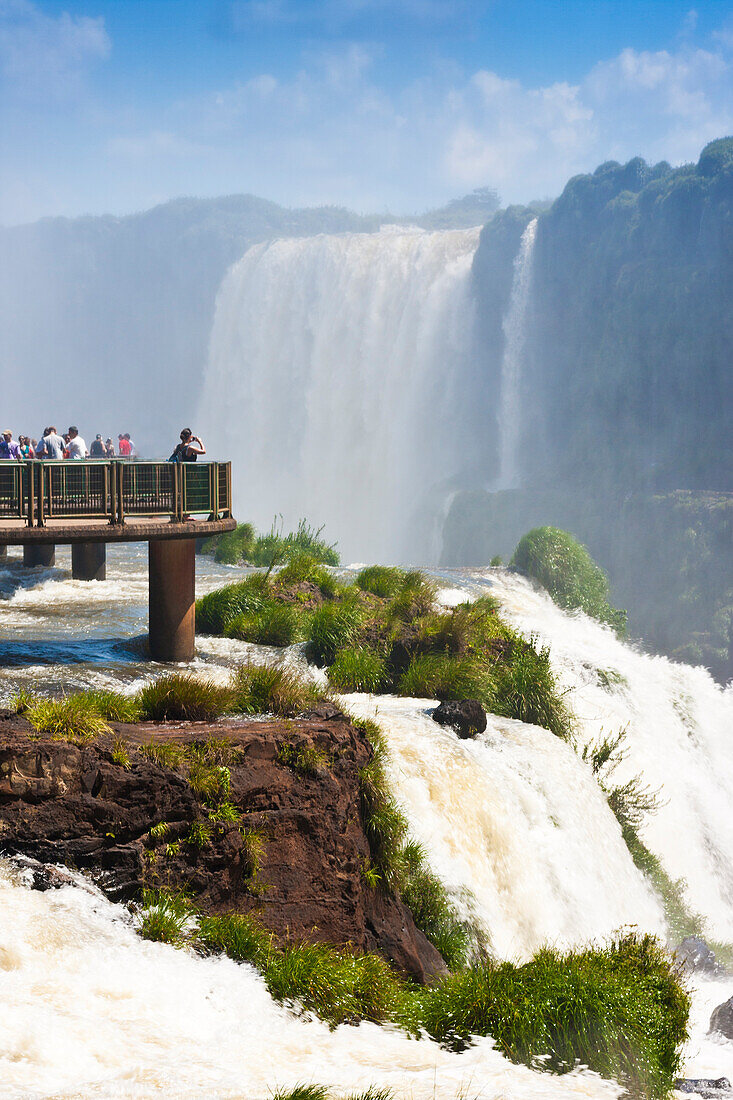 Besucherplattform auf der brasilianischen Seite der Wasserfälle von Iguazu, Foz do Iguacu; Paraná; Brasilien