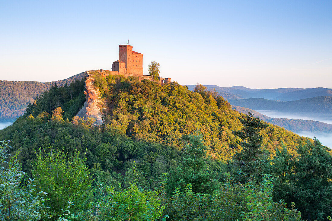 Die Burg Trifels im ersten Morgenlicht, Annweiler am Trifels, Rheinland-Pfalz, Deutschland