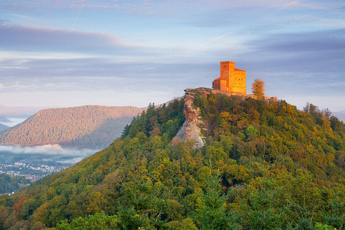 Die Burg Trifels ersten Morgenlicht im Herbst, Annweiler am Trifels, Rheinland-Pfalz, Deutschland