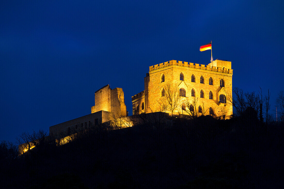 Das Hambacher Schloss bei Nacht, Neustadt an der Weinstraße, Rheinland-Pfalz, Deutschland