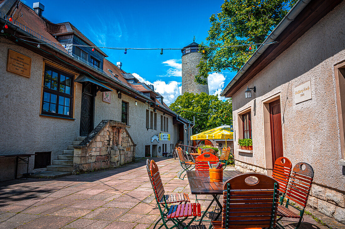 Die Berggaststätte Fuchsturm in Jena auf dem Hausberg im Sommer bei blauem Himmel mit dem Fuchsturm im Hintergrund, Jena, Thüringen, Deutschland