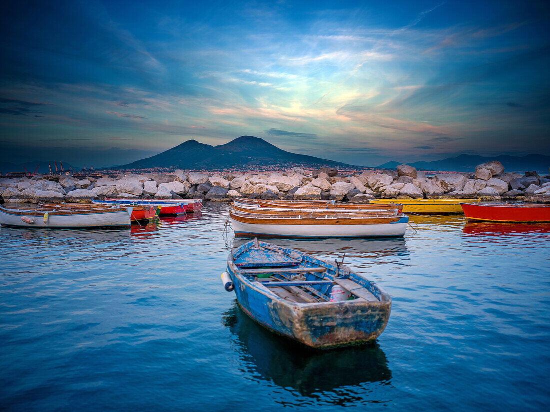  View of Vesuvius, Naples, Campania, Southern Italy, Italy, Europe 