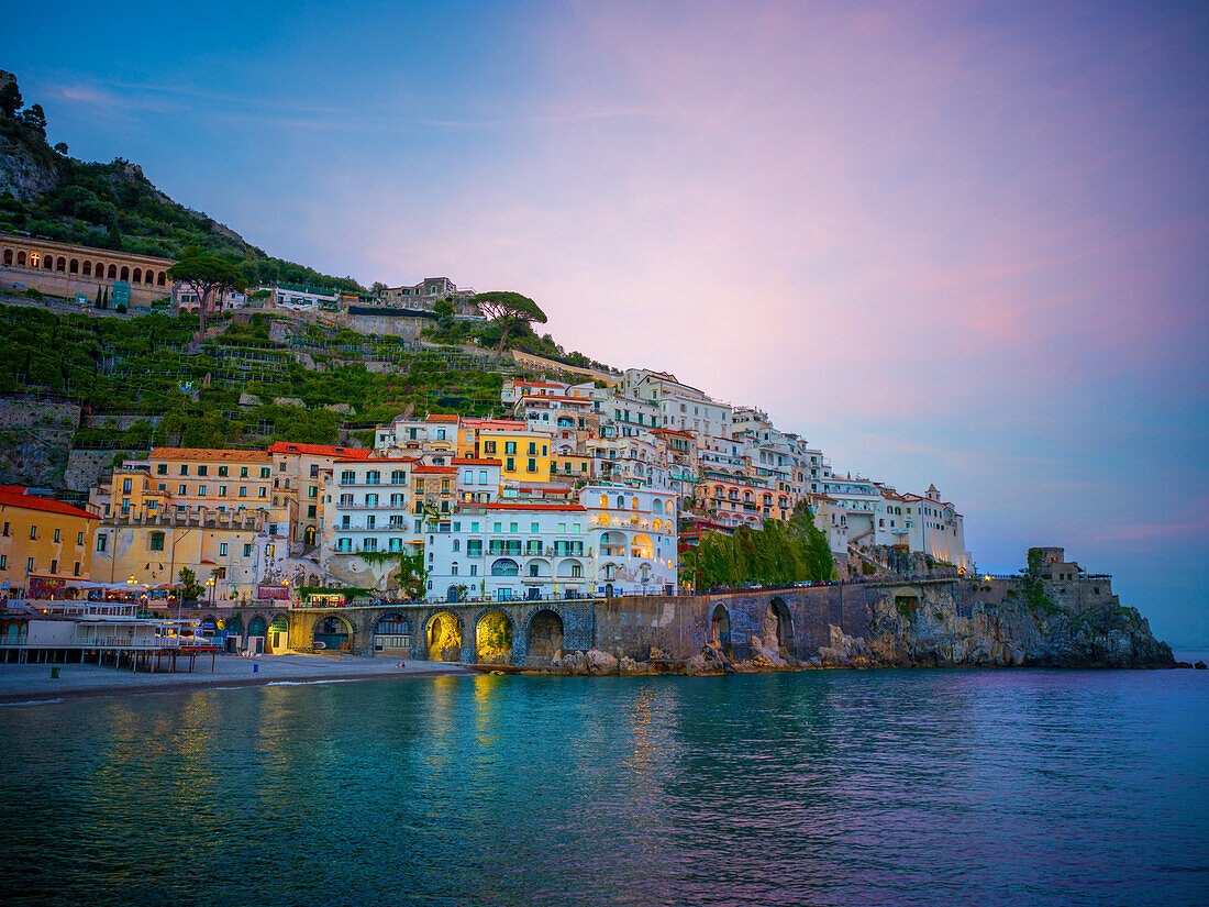  Amalfi in the evening, Amalfi, Amalfi Coast, Salerno, Campania, Southern Italy, Italy, Europe, Mediterranean 