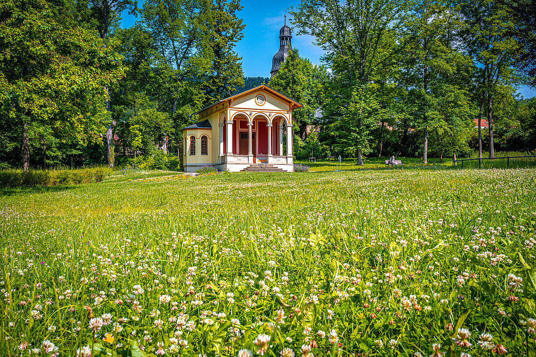  The Roman pavilion (tea house) in the Drackendorfer Goethepark with the Resurrection Church in the background in summer, Jena, Thuringia, Germany 