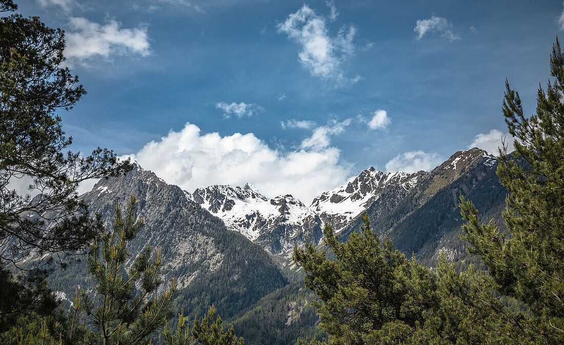 Blick auf die Schweizer Alpen vom kleinen Dorf Gruyeres im Kanton Freiburg, Schweiz