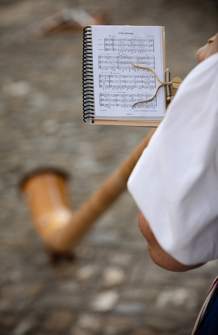 Alphorn und Musiknoten in Gruyeres, Schweiz