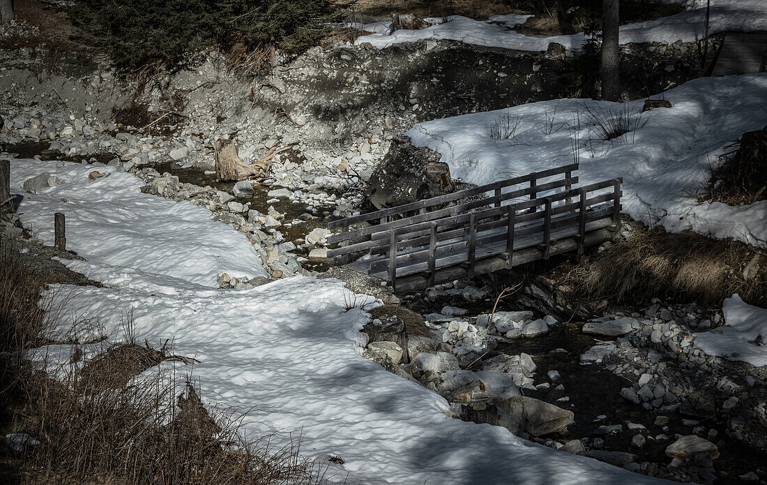 Kleine Holzbrücke über Bach, Wanderweg in den Alpen, Bayern, Deutschland