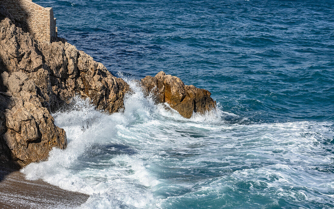 Felsen im Mittelmeer in Monaco, Europa