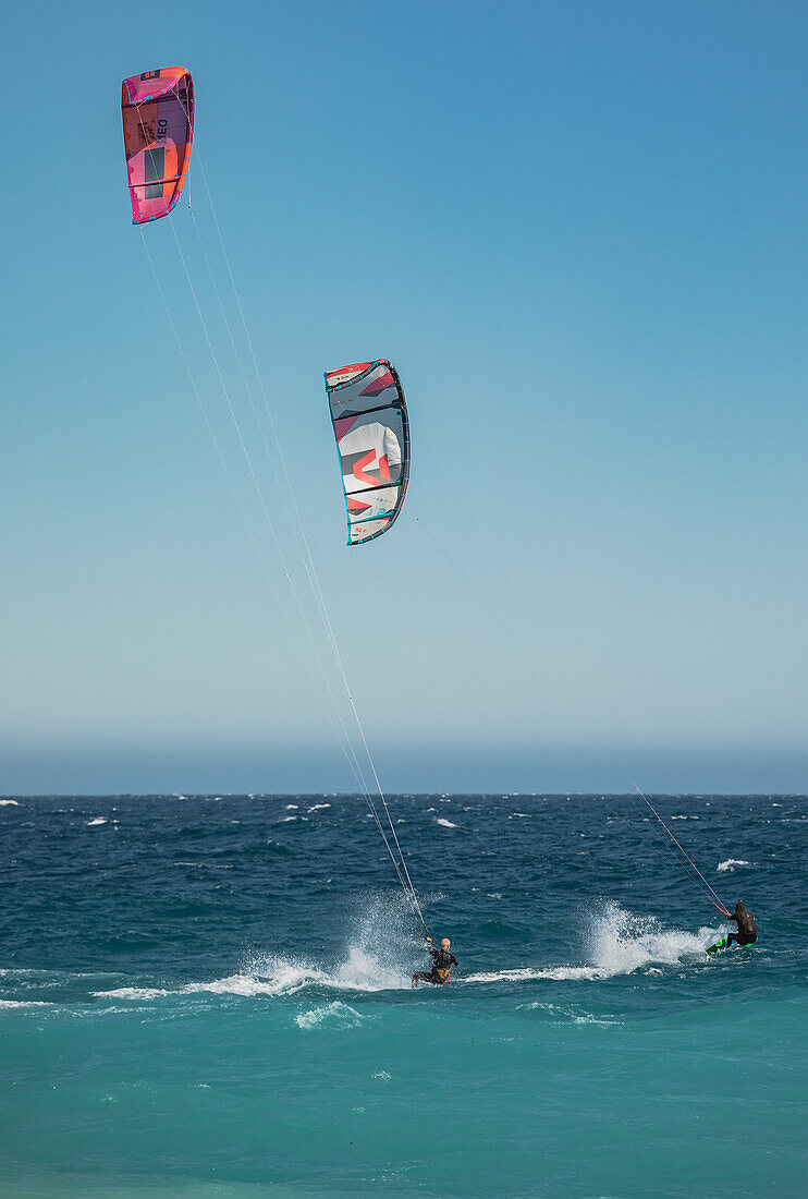 Kitesurfer an der Cote d'Azur in Nizza, Frankreich