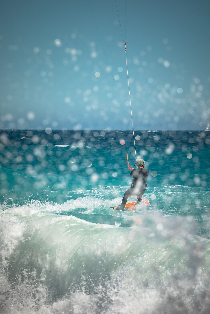 Kitesurfer an der Cote d'Azur in Nizza, Frankreich