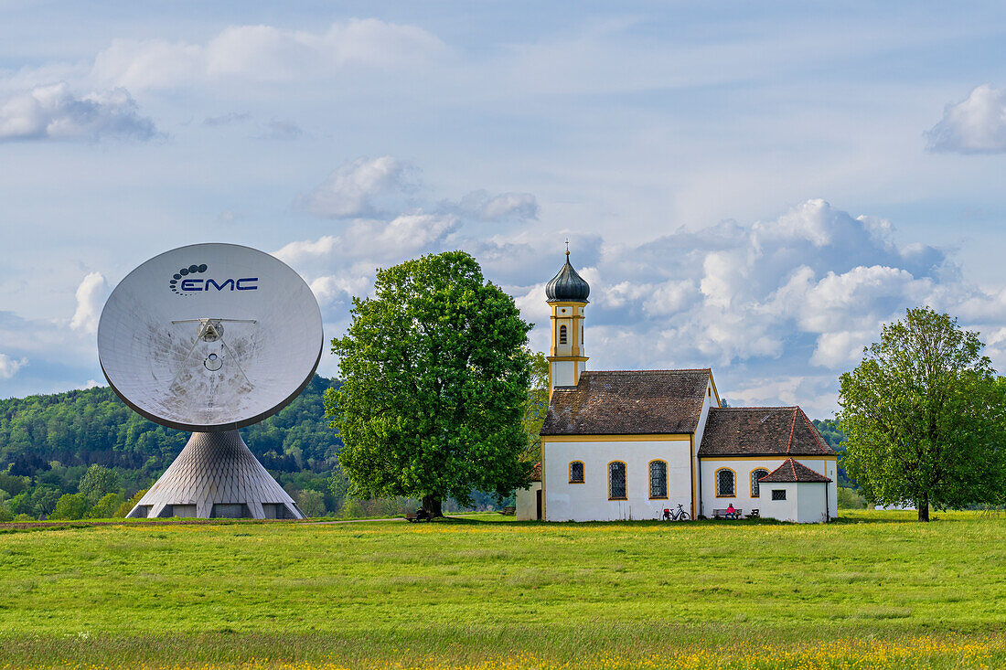 Das Kirchlein St. Johannes der Täufer im Frühling, Raisting, Weilheim, Bayern, Deutschland, Europa