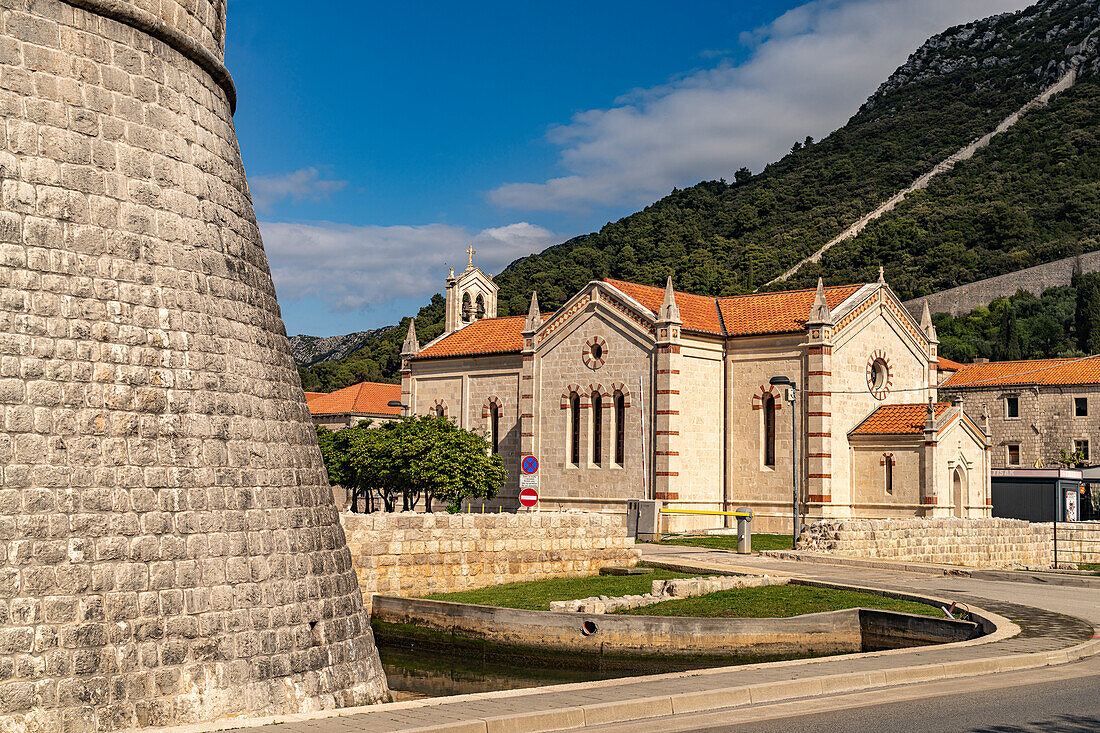 Die Kirche St. Blaise und die Festung Veliki Kastio in Ston, Kroatien, Europa