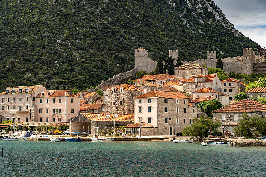 Stadtansicht Mali Ston mit der Burg Koruna, Kroatien, Europa