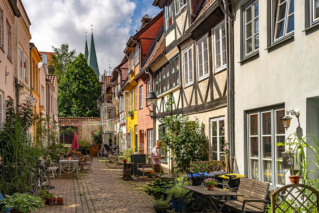  Alley in the old town of the Hanseatic city of Lübeck, Schleswig-Holstein, Germany  