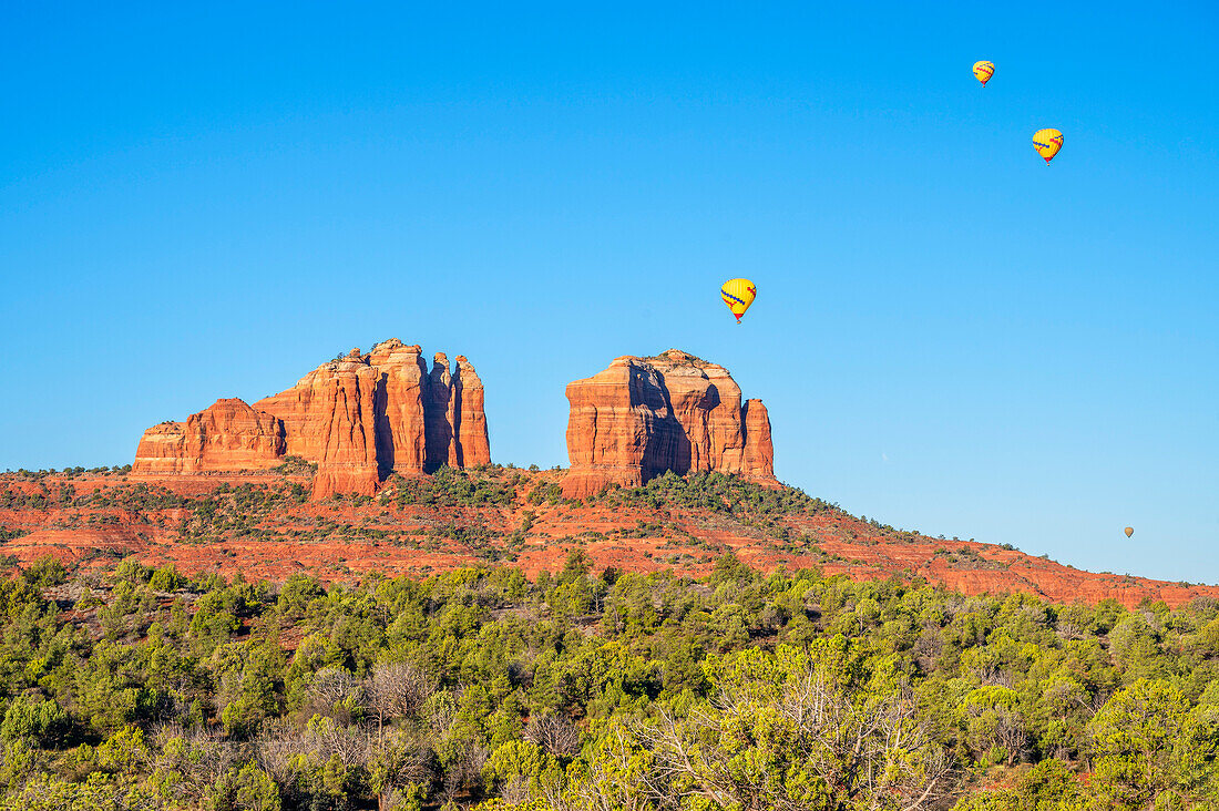  Cathedral Rock with hot air balloons in the morning light, Sedona, Arizona, USA, United States 