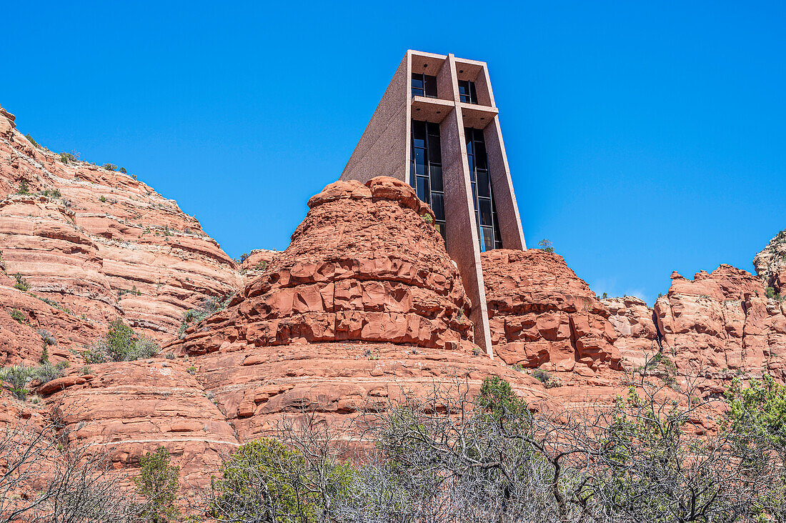 Heilig-Kreuz-Kapelle 'Chapel of the Holy Cross' vor Felswand, Coconino National Forest, Sedona, Arizona, USA, Vereinigte Staaten