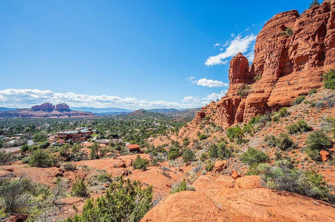 Blick von Felsformationen nach Sedona und auf die Felsformation Cathedral Rock, Coconino National Forest, Sedona, Arizona, USA, Vereinigte Staaten