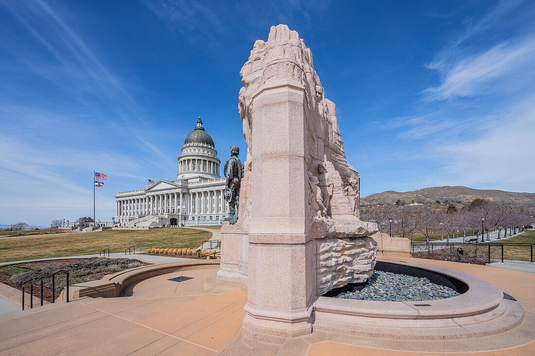 Utah State Capitol mit dem Mormon Battalion Monument, Salt Lake City, Rocky Mountains, Utah, Vereinigte Staaten, USA