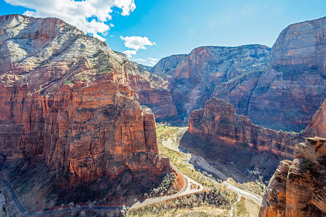 Blick vom Aussichtspunkt 'Scout Lookout' am Angels landing Trail, Virgin River im Zion Canyon, Zion Nationalpark, Utah, USA, Vereinigte Staaten